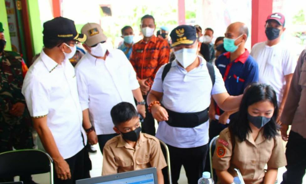 MEMOTIVASI - Gubernur Provinsi Kalimantan Tengah Sugianto Sabran memberikan motivasi kepada salah satu siswa sekolah, dalam pelaksanaan vaksinasi massal sektor pendidikan (Foto: Ist)