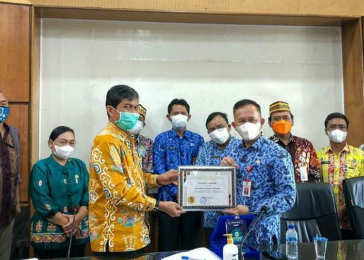 Kepala Kanwil DJPb Kalimantan Tengah pada saat menyerahkan piagam Hapakat Award