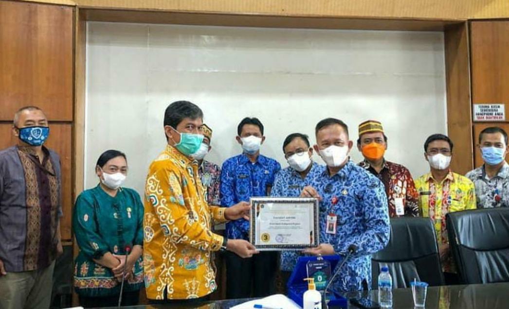 Kepala Kanwil DJPb Kalimantan Tengah pada saat menyerahkan piagam Hapakat Award