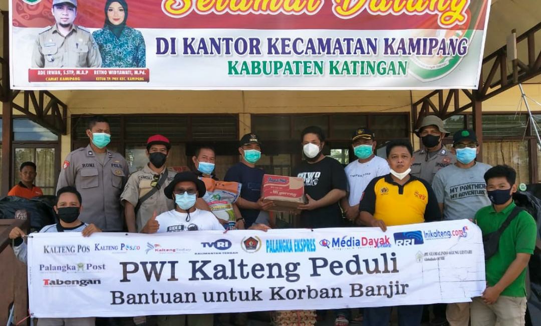 PWI Provinsi Kalimantan Tengah (Kalteng) saat menyerahkan bantuan sembilan bahan pokok (sembako), kepada korban banjir di wilayah kecamatan Kamipang, Minggu siang (19/9/2021), di kantor Camat setempat