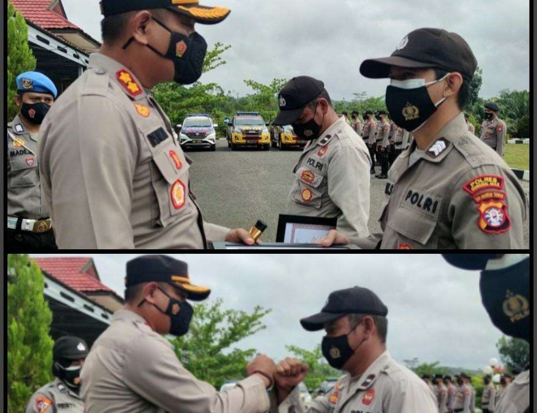 Kapolres Gumas saat memberikan reward kepada personil Polres Gumas, yang dilaksanakan di halaman apel Polres Gunung Mas, Senin (20/9/2021)