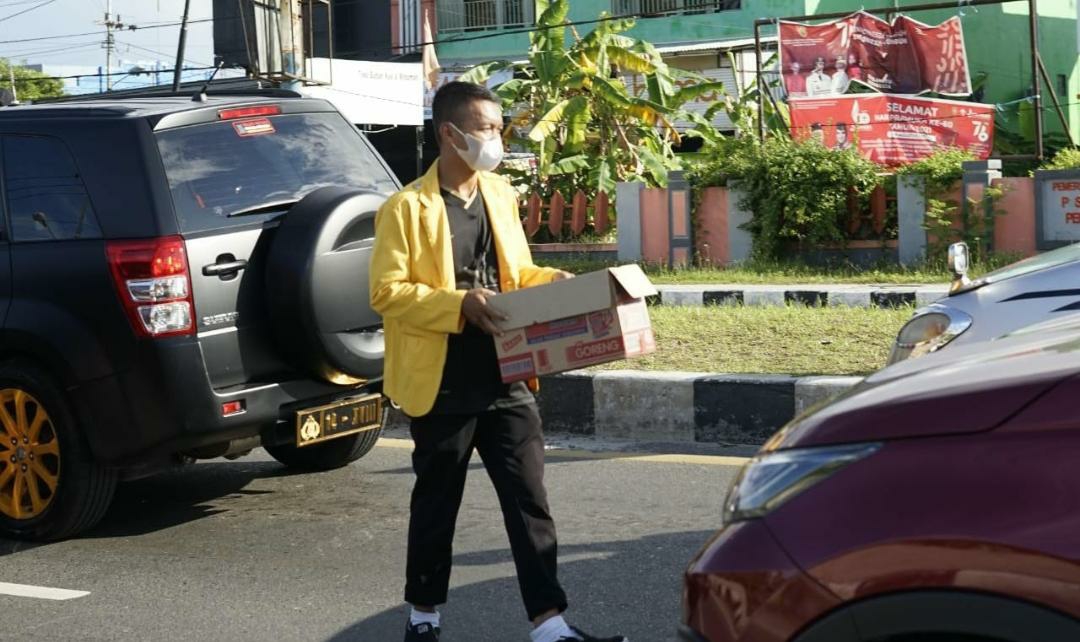 Foto saat aksi penggalangan dana oleh KBM FEB UPR di Lampu Merah Jl. Tjilik Riwut