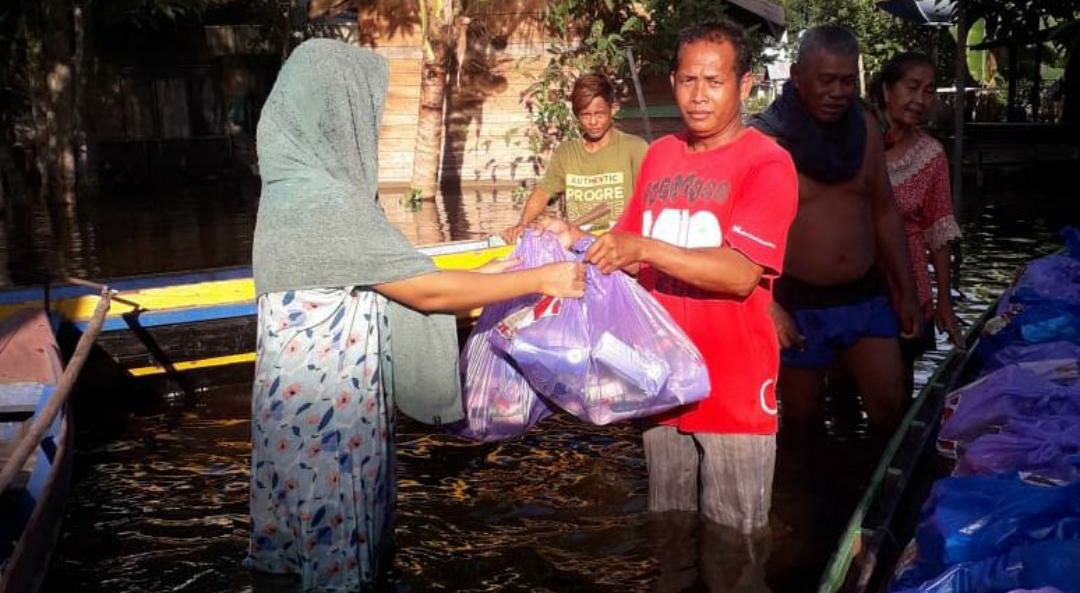 Penyerahan sembako dan bansos oleh pihak relawan, warga dan aparat desa dari Pemprov Kalteng di pedalaman desa terdampak banjir, di Katingan