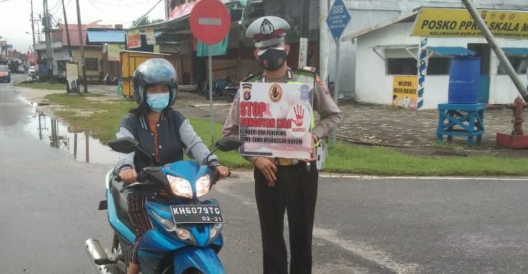 Satlantas Polres Gumas saat mengatur lalu lintas dan memberikan bantuan pada masyarakat yang ingin menyebrang jalan, Selasa (21/9/2021) pagi