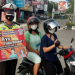 Satlantas Polres Gumas saat sosialisasi dan edukasi protokol kesehatan dan kepatuhan pakai masker kepada pengendara motor, di simpang Taman Kota Kuala Kurun, Selasa (21/9/2021)