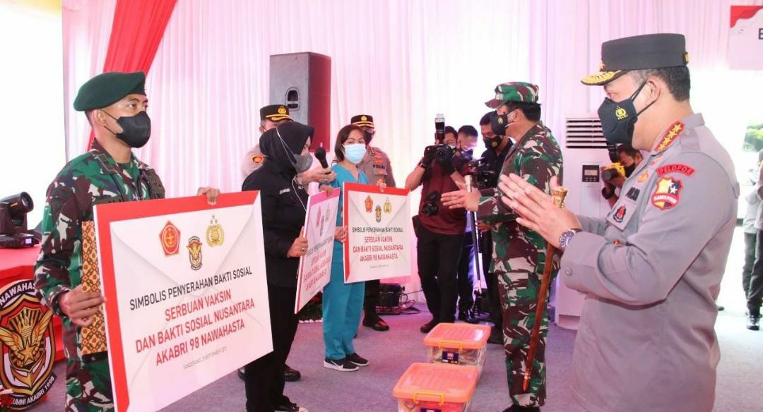 Dir Samapta Kombes Pol Dwi Tunggal Jaladri meninjau sekaligus memberikan bantuan kepada warga korban banjir