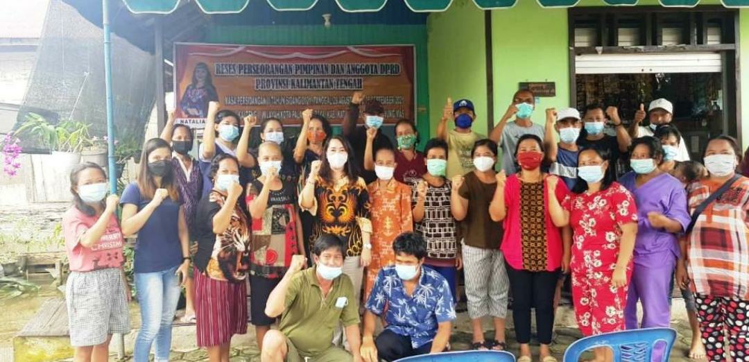 RESES - Anggota DPRD Kalteng dari Partai Hati Nurani Rakyat (Hanura), Natalia foto bersama dengan masyarakat Kasongan, usai melaksanakan reses ke daerah tersebut, belum lama ini. (Foto/Humas DPRD Provinsi Kalteng)