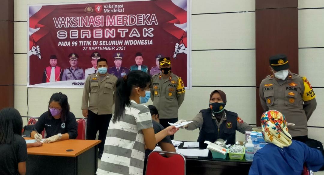 Polres Gunung Mas, Polda Kalteng saat mengikuti kegiatan Vaksinasi Merdeka Serentak pada 96 titik di seluruh Indonesia secara virtual bersama jajaran Polda Kalteng di Gedung Christian Center Kuala Kurun, Rabu (22/9/2021) pagi