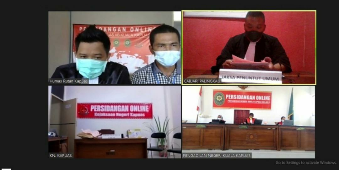 Jaksa penuntut umum saat menghadiri persidangan dalam kasus pembunuhan melalui zoom