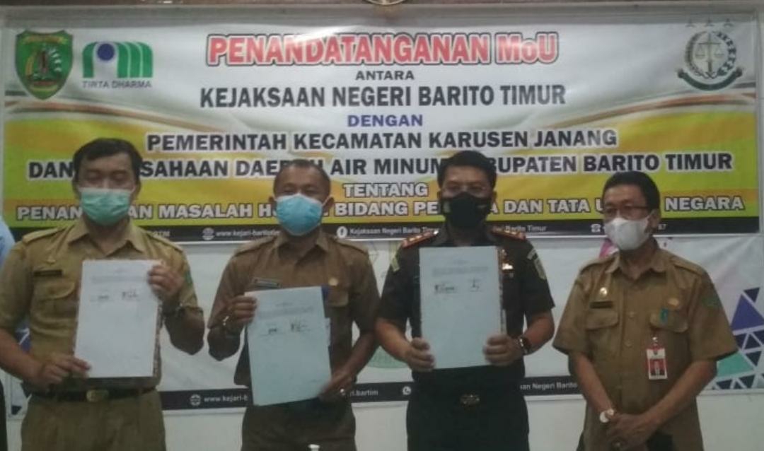 Penandatangan MoU antara Kejaksaan Negeri Barito Timur dan Perusahaan Umum Daerah Air Minum (PDAM) Kabupaten Barito Timur, di aula Kantor Kejaksaan Negeri Barito Timur, Selasa (21/9/2021)