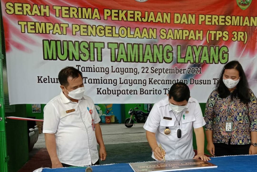 Bupati Barito Timur Ampera AY Mebas pada acara penandatanganan berita acara penyerahan pekerjaan, dan peresmian Tempat Pengelolaan Sampah Reduce, Reuse, Recycle (TPS3R) di Janah Munsit, Desa Sarapat, Kecamatan Dusun Timur, Rabu (22/9/2021)