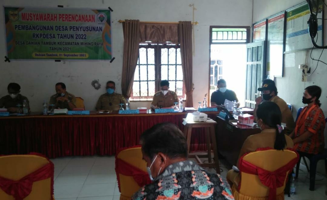 Musyawarah Perencanaan pembangunan desa penyusunan RKPDesa tahun 2022 Desa Dahian Tambuk, Kecamatan Mihing Raya, di Dahian Tambuk, Selasa (21/9/2021)