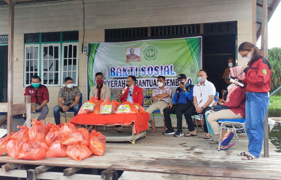 Penyerahan bantuan sembako dan bahan pokok lainnya oleh Civitas Akademika FH UPR