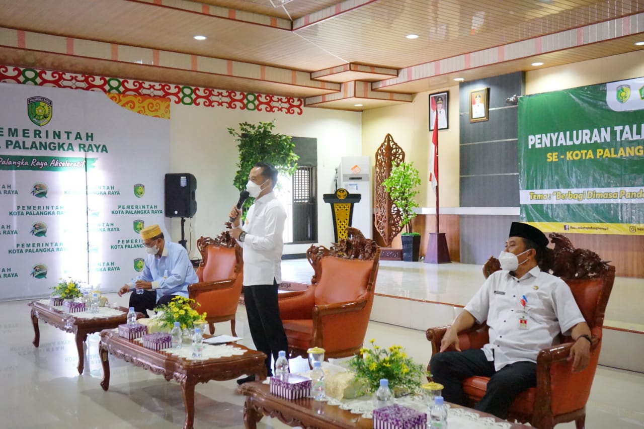 Wali Kota Palangka Raya, Fairid Naparin, saat membuka Kegiatan penyaluran bantuan untuk kaum Masjid se-Kota Palangka Raya Tahun 2021 yang digelar di Aula Rumah Jabatan Walikota Palangka Raya, Rabu (1/9/2021)