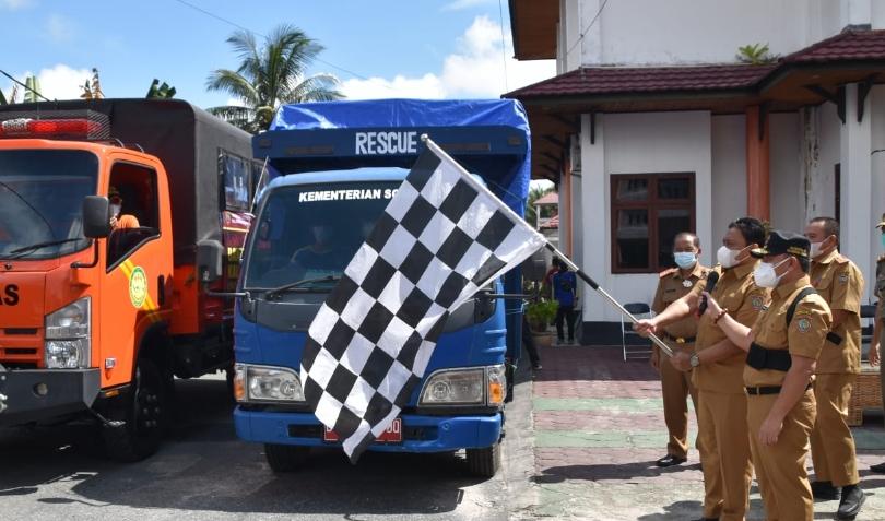 Gubernur H. Sugianto Sabran dan Wakil Gubernur Kalteng H. Edy Pratowo saat melepas pendistribusian bantuan tahap 1 kepada masyarakat terdampak banjir di Kalteng