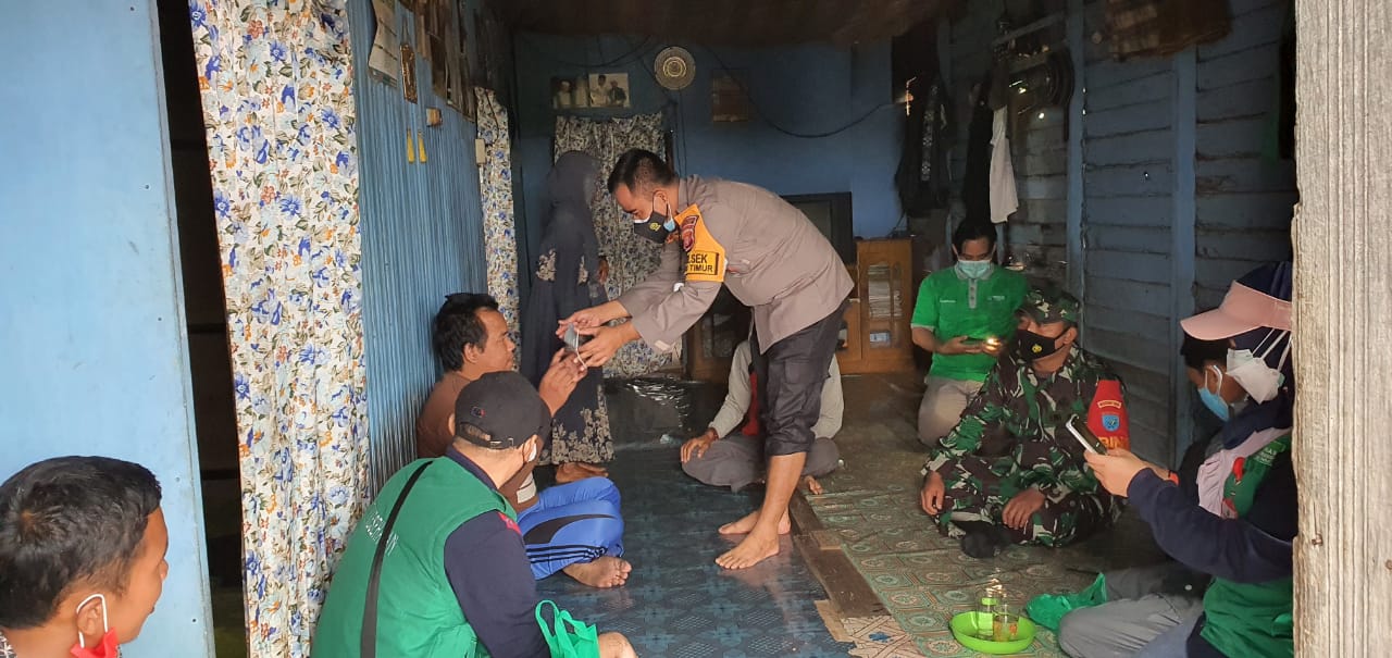 Kapolsek bersama Babinsa dan kesehatan saat memberikan masker kepada warga dalam kegiatan Liwar Langkar