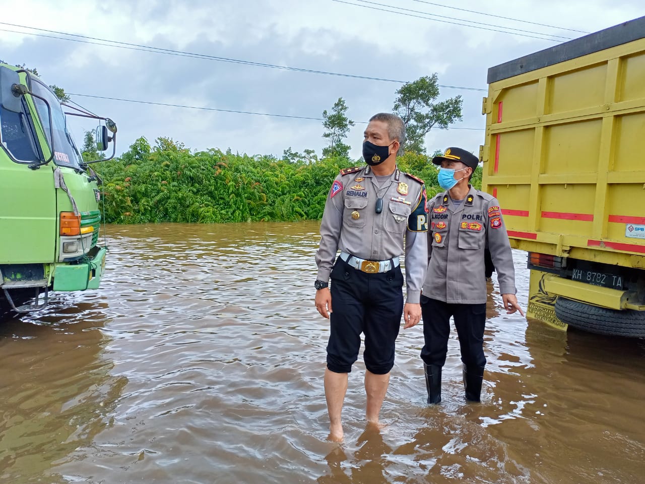 Kasat PJR Ditlantas, Kompol Renaldi ketika memantau situasi banjir