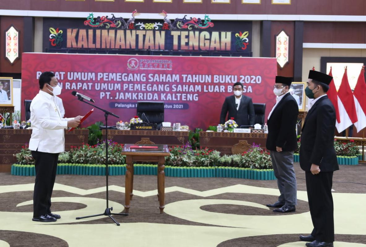 Wakil Gubernur Kalteng H. Edy Pratowo atas nama Gubernur Kalteng H. Sugianto Sabran saat melantik Direktur Utama PT. Jamkrida Kalteng Eko Multazam dan Direktur Operasional PT. Jamkrida Kalteng Obaid Mujahid Fahmy