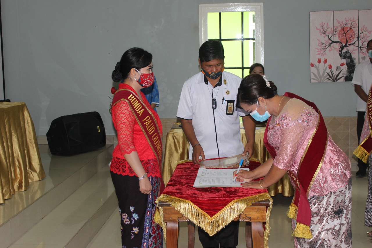 Pengukuhan 12 bunda PAUD Kecamatan se-Kabupaten Gunung Mas, di Aula Hotel Zefanya, Rabu (29/9/2021)