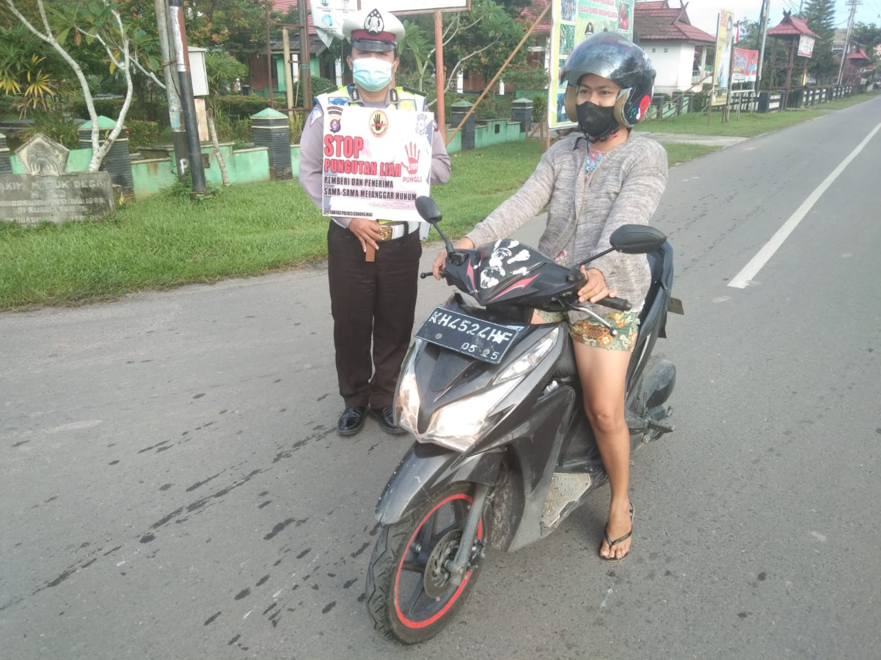 Personil Sat Lantas Polres Gunung Mas (Gumas) jajaran Polda Kalteng saat melaksanakan sosialisasi tentang Saber Pungli di Jalan Temanggung Panji Kuala Kurun, Kabupaten Gumas, Kalteng, Senin (6/9/2021)