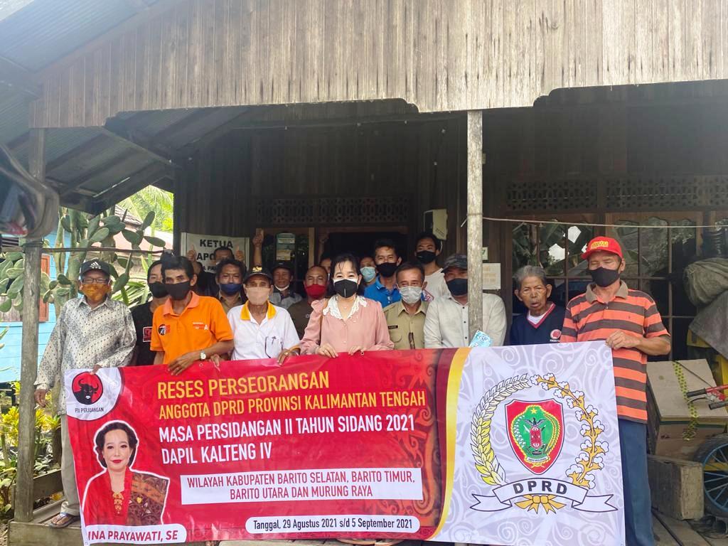 Foto Bersama - Anggota DPRD Provinsi Kalteng dari Fraksi PDI Perjuangan, Ina Prayawati, foto bersama dengan masyarakat, usai melaksanakan reses di Kabupaten Barito Timur (Bartim), pekan lalu. (Foto/Humas DPRD Provinsi Kalteng)