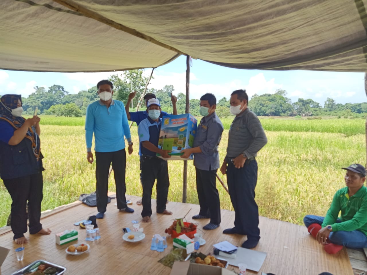 Bupati Barito Timur Ampera AY Mebas saat menghadiri acara Panen Padi bersama Kelompok Tani bumi Lestari, Desa Tampa, Kecamatan Paku, Kamis (14/10/2021)