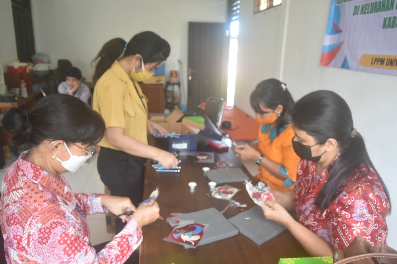 Kerajinan tangan teknik sospeso trasparente dengan media kain batik di aula kelurahan Kuala Kurun, Kecamatan Kurun, Kabupaten Gunung Mas, Jumat (8/10/2021)