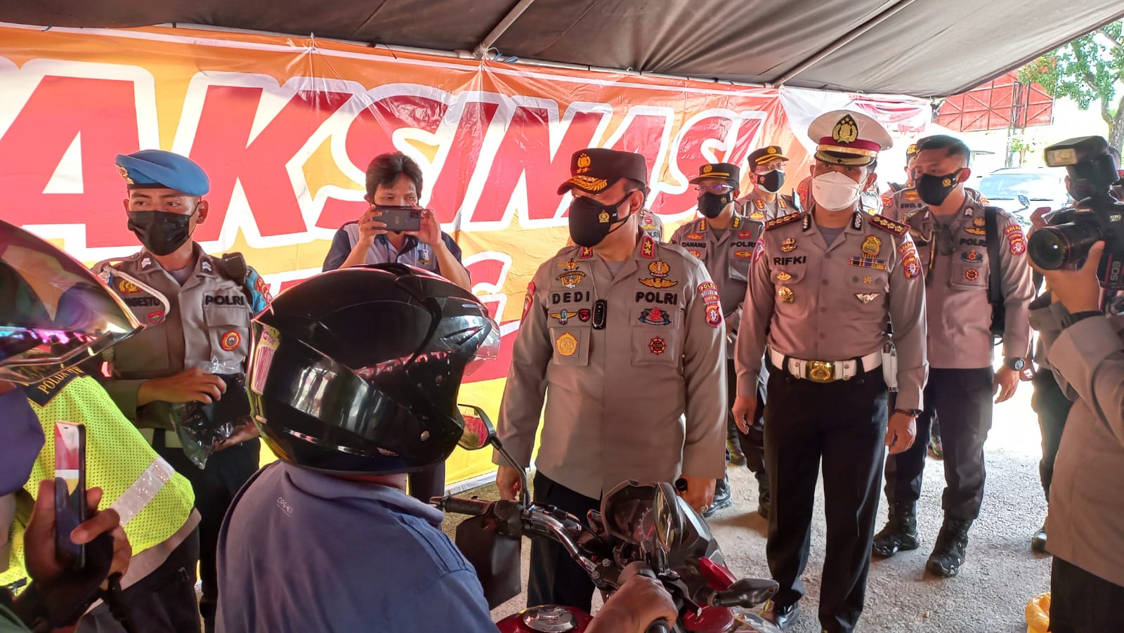 Kapolda Irjen Pol Dedi Prasetyo saat meninjau pelaksanaan vaksinasi drive thru 