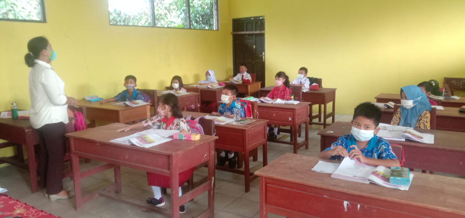 Sejumlah siswa SDN IV Kasongan Lama kecamatan Katingan Hilir Kabupaten Katingan saat menuntut ilmu dengan sistem pembelajaran tatap muka atau PTM, Rabu pagi (13/102021)