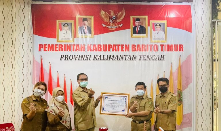 Bupati Barito Timur Ampera AY Mebas dan Kepala Dinas Pemberdayaan Perempuan Perlindungan Anak dan Keluarga Berencana Kabupaten Barito Timur, dr. Simon Biring saat menerima penghargaan dari Perwakilan BKKBN Provinsi Kalimantan Tengah