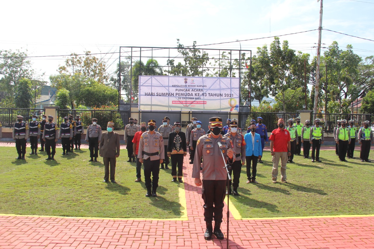 Kapolres Kapuas saat memimpin upacara dan deklarasi Sumpah Pemuda