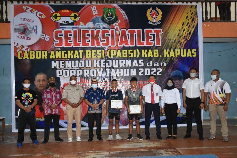 Foto bersama saat pembagian piala usai pertandingan dalam seleksi atlet persiapan Porprov