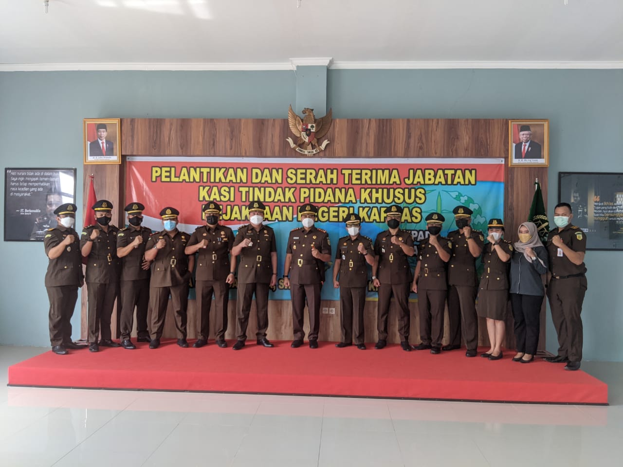 Kepala Kejaksaan Negeri Kapuas Arief Raharjo bersama Kasi Pidsus yang baru dan yang lama serta pegawai Kejari saat foto bersama