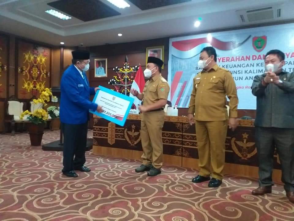 Ketua DPW PAN Kalteng Ir. H. Achmad Diran saat menerima penyerahan dan penyaluran bantuan keuangan kepada Partai Politik di Provinsi Kalimantan Tengah tahun anggaran 2021 yang diserahkan langsung oleh Gubernur Kalimantan Tengah Bapak H. Sugianto Sabran bertempat di Aula Eka Hapakat Kantor Gubernur Kalimantan Tengah, Selasa (26/10/2021)