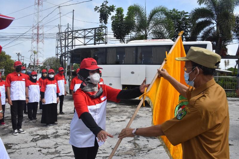 Wabup Kapuas saat menyerahkan bendera IKBAB tanda resminya pelepasan peserta IKBAB