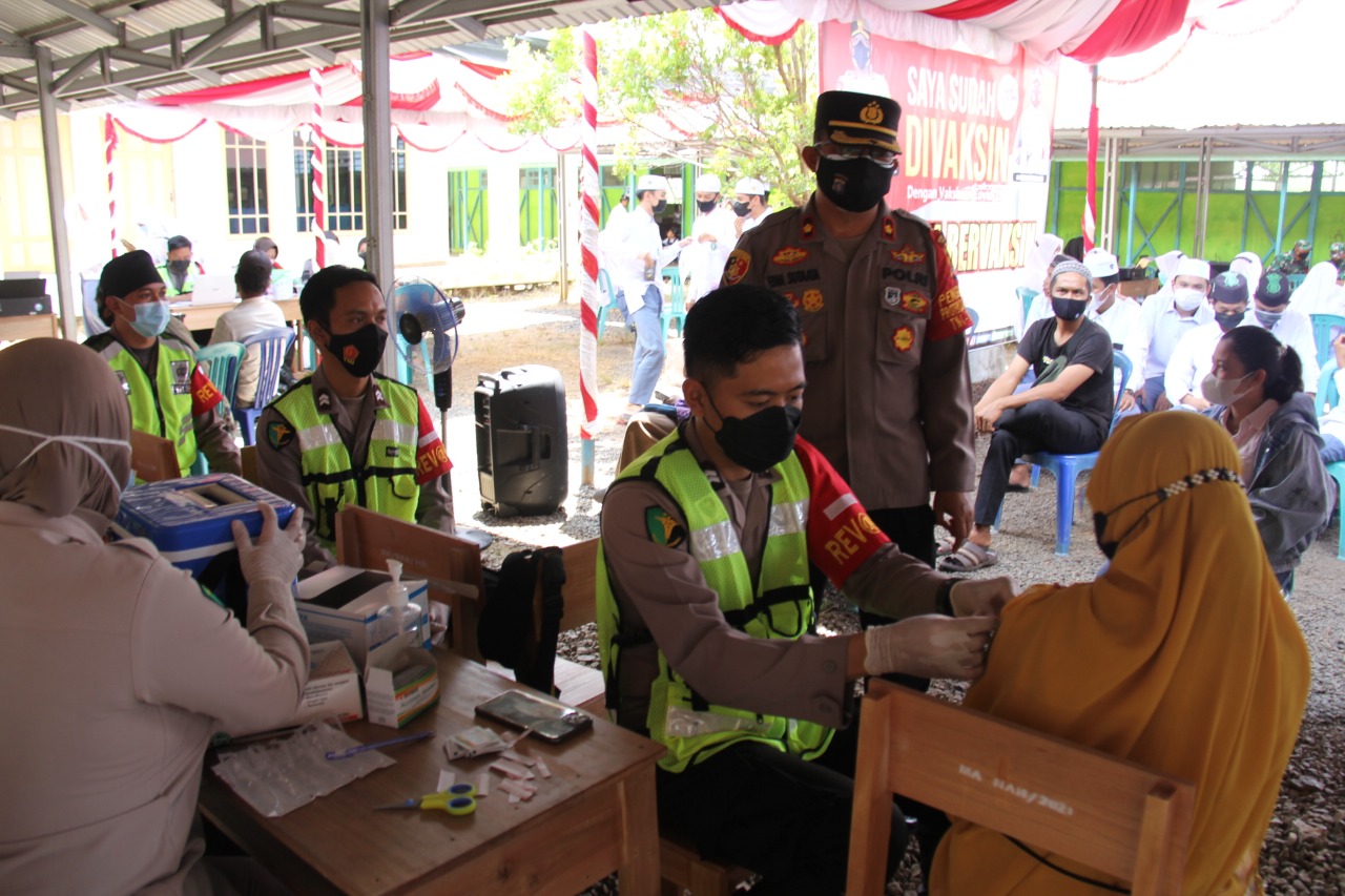 Anggota Polri saat melakukan penyuntikan vaksinasi kepada masyarakat di Pondok Pesantren Nahdlatussalam