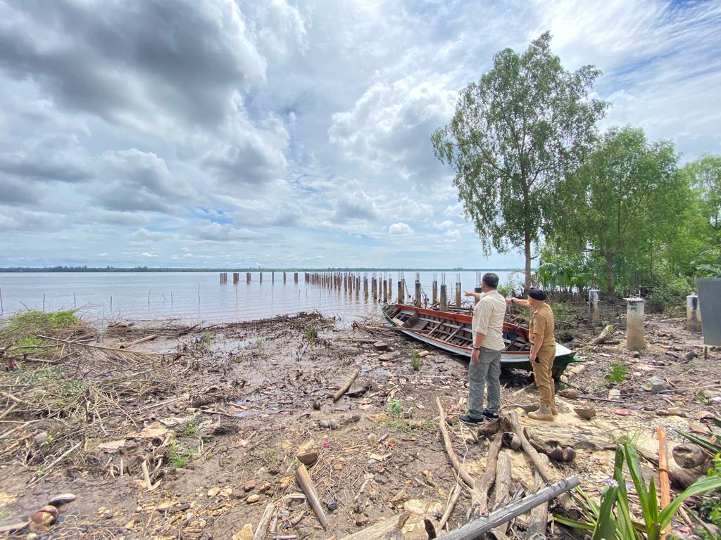 Kadislutkan H. Darliansjah saat melihat pembangunan dermaga di Komplek TPI Sentra Perikanan Terpadu (SPT) Desa Sei Ijum Raya