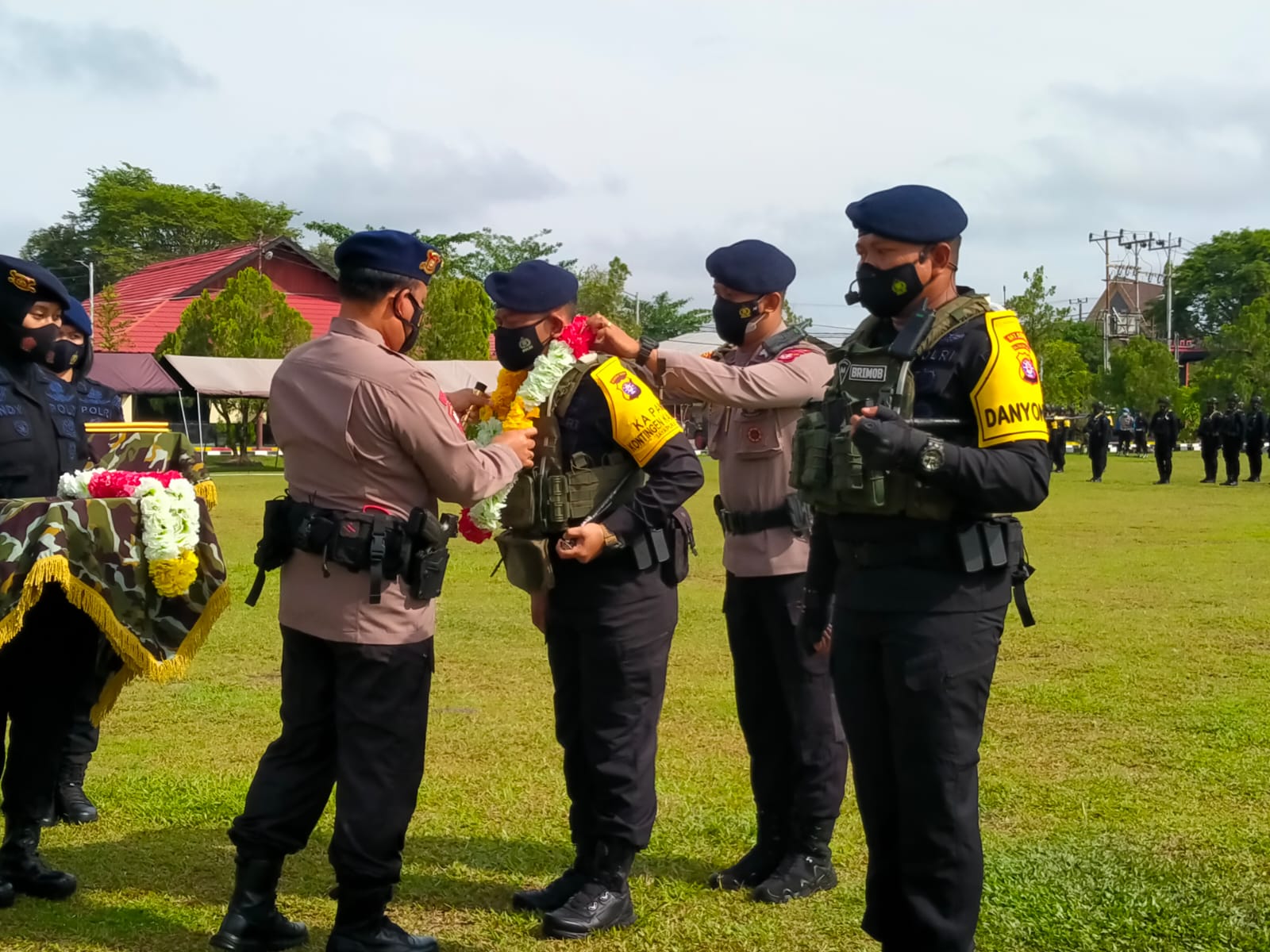 Kapolda mengalungkan bunga kepada perwakilan personel Brimob setibanya di Kalteng usai pengamanan di Papua