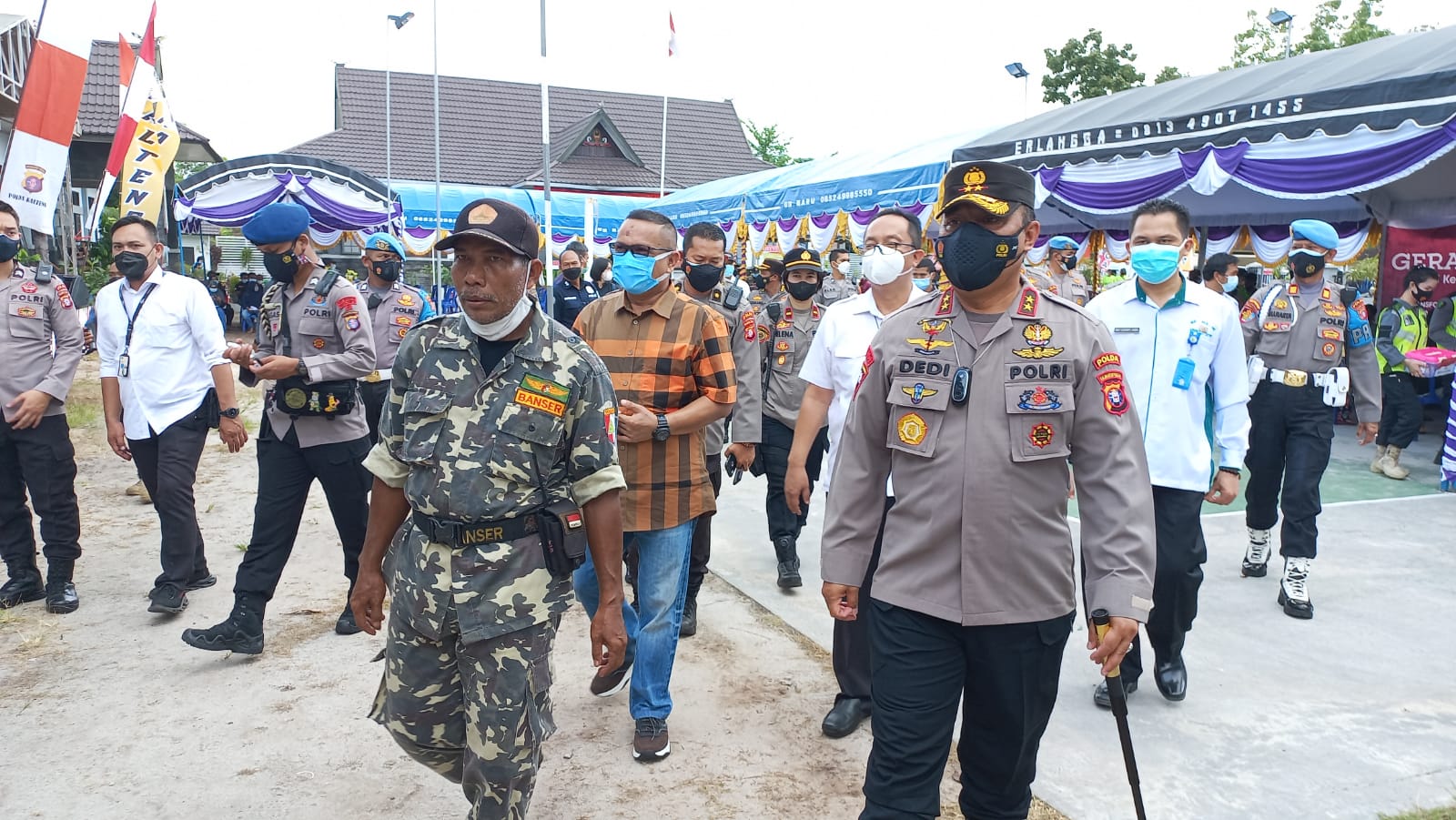 Kapolda Irjen Pol Dedi Prasetyo bersama Ketua Pengda IOF Kalteng Harry Toeweh meninjau vaksinasi di Kalampangan