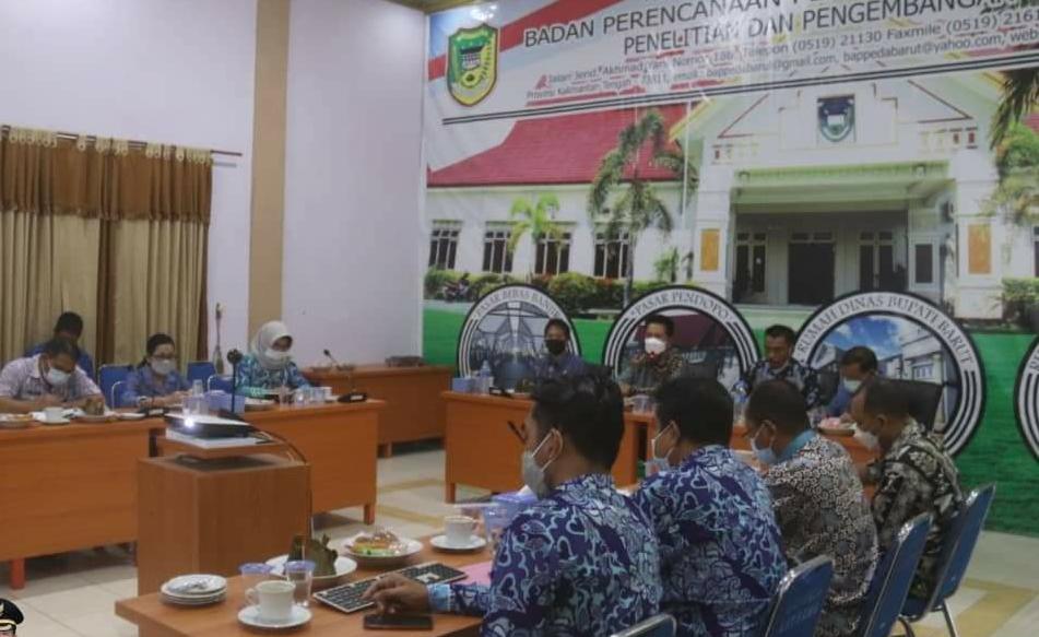 Rapat pembahasan rancangan Kebijakan Umum Anggaran (KUA) - Prioritas dan Plafon Anggaran Sementara (PPAS) Pemerintah Kabupaten Barito Utara Tahun 2022, di ruang Rapat Bappedalitbang Kabupaten Barito utara, Kamis (14/10/2021)