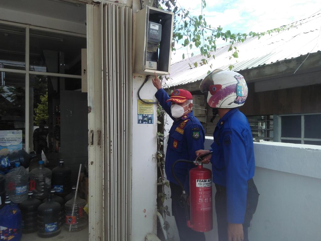 Anggota Satpol PP dan Damkar Kabupaten Kapuas saat melakukan pengecekan lokasi asap mengepul