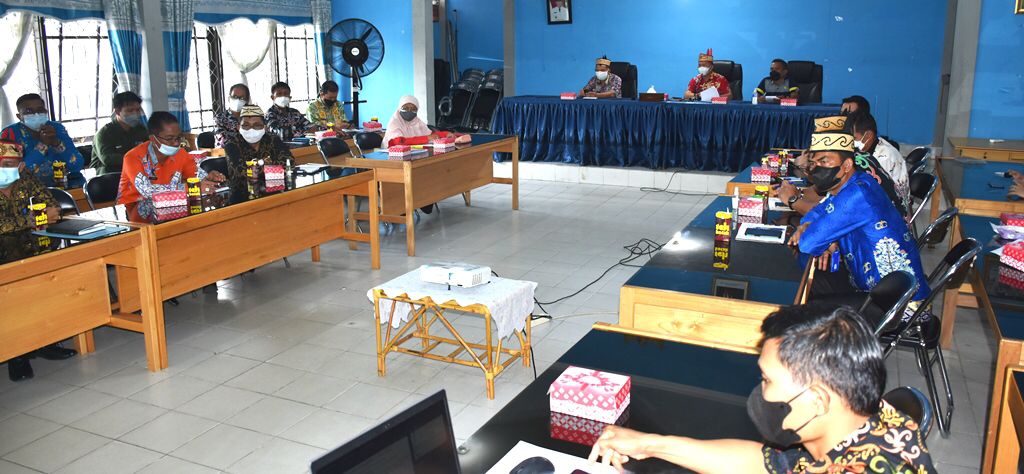 Sekda Kapuas saat memimpin rapat tentang Koordinasi PBI-JKn Non DTKS di Aula DPMD Kapuas