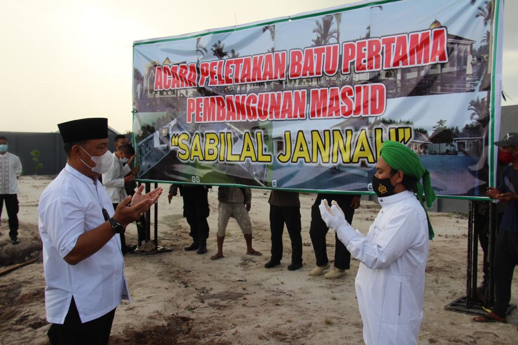 Irjen Pol Dedi Prasetyo bersama tokoh agama saat peletakan batu pertama Masjid Sabilal Jannah