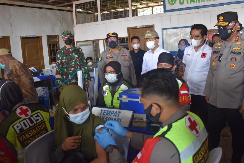 Kapolda Kalteng bersama Bupati Kapuas dan Kapolres Kapuas saat melihat para karyawan perusahan mengikuti vaksinasi