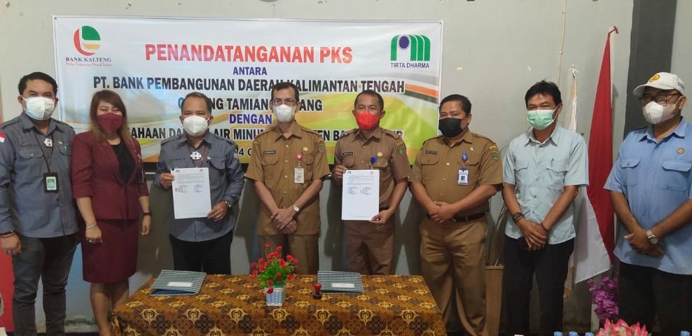 Perusahaan Daerah Air Minum (PDAM) dan PT. Bank Pembangunan Kalimantan Tengah (Bank Kalteng) melakukan penandatanganan kerja sama (PKS)