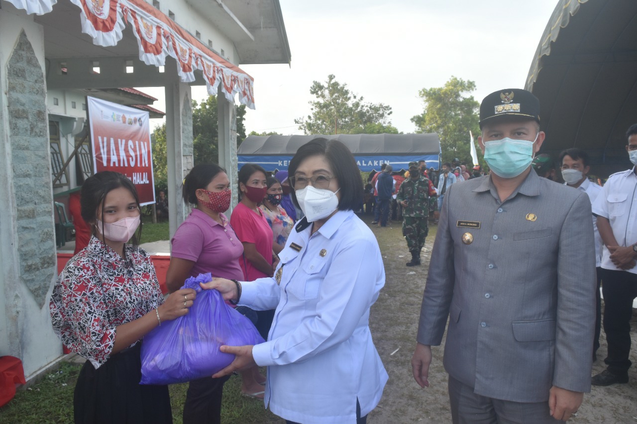 Rangkaian kegiatan vaksinasi usia 12-17 dan 18 tahun ke atas bertempat di halaman Kantor Kecamatan Manuhing, Kamis (14/10/2021)