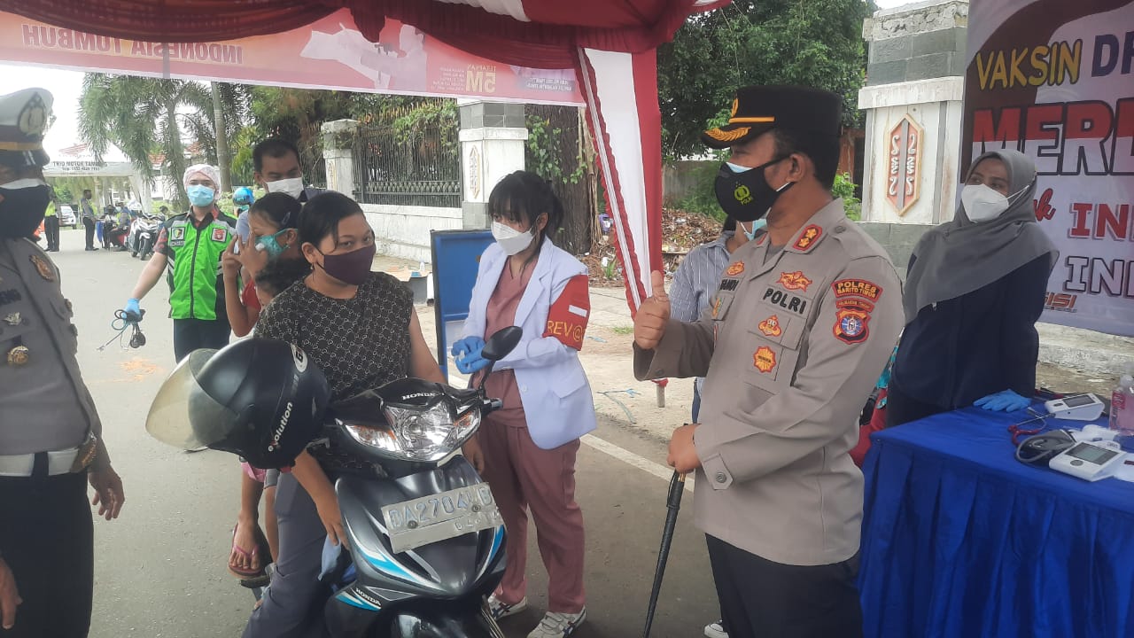 Pelaksanaan Vaksinasi Covid-19 secara Drive Thru oleh Gerai Presisi Vaksinasi Polres Barito Timur