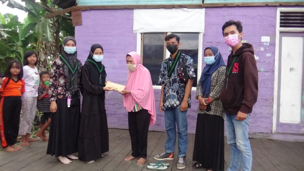 Himpunan Mahasiswa Islam (HMI) Komisariat Lafran Pane Muara Teweh saat menyerahkan hasil penggalangan dana