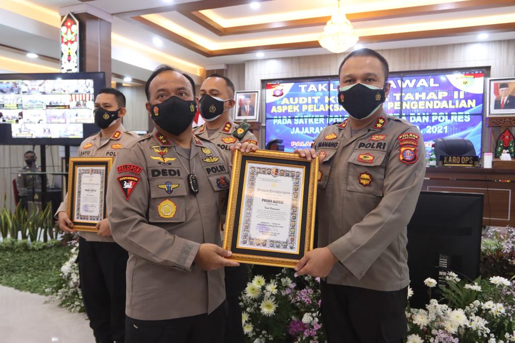 Kapolres Kapuas saat menerima penghargaan dari Kapolda Kalteng