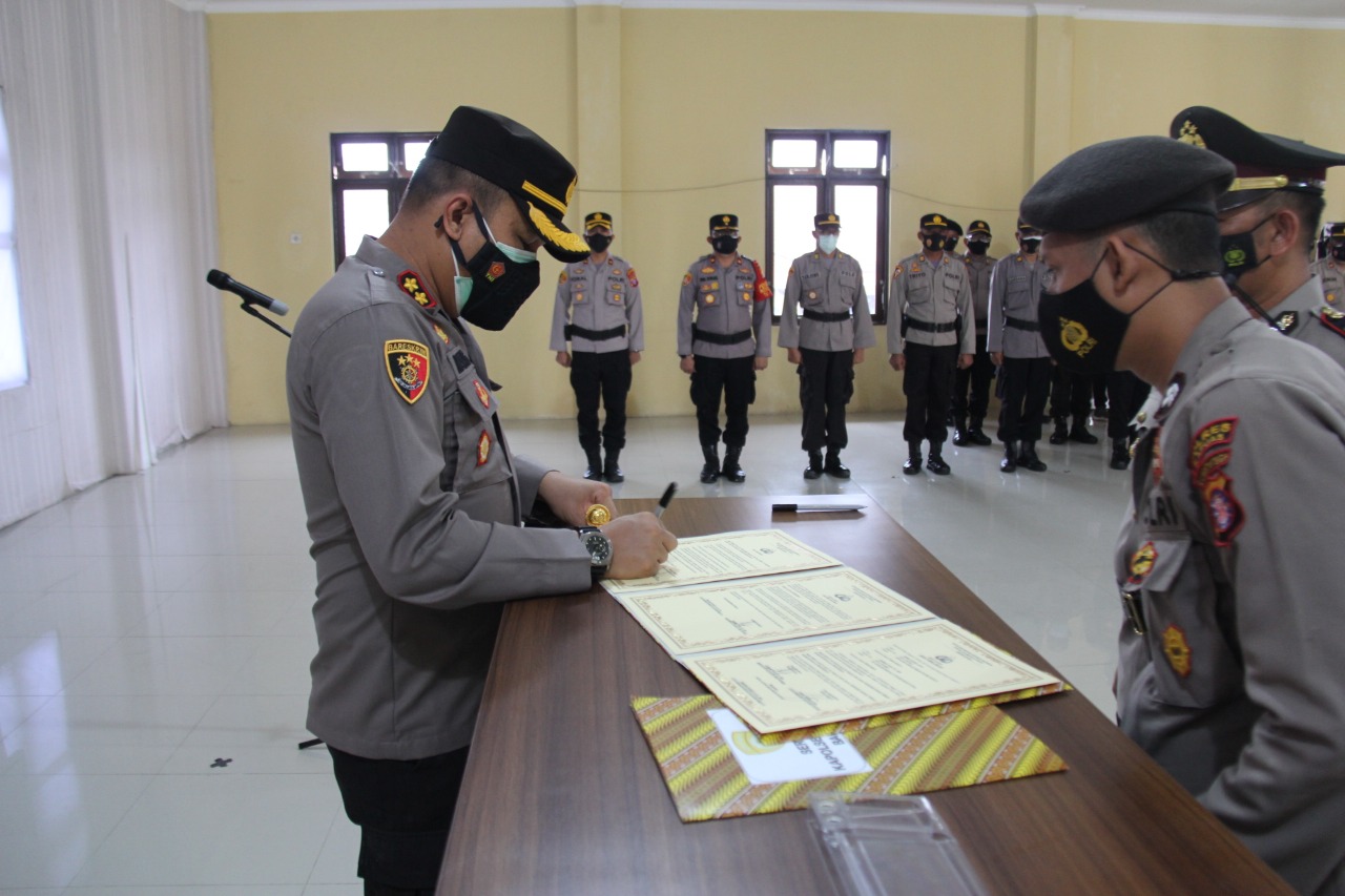 Kapolres Kapuas saat menandatangani surat dalam sertijab dua kapolsek